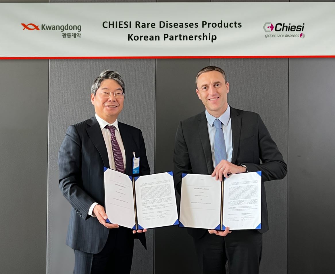 최성원 광동제약 대표이사(왼쪽)과 키에시의 자코모 키에시 글로벌 희귀질환사업부 사장