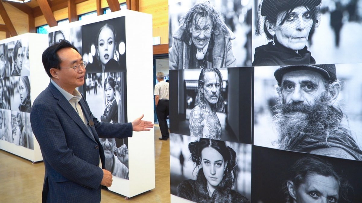 윤병태 나주시장이 지난 22일 국제 레지던스 사업 오픈 스튜디오 행사에 참여해 설명하고 있는 모습. 사진제공ㅣ나주시