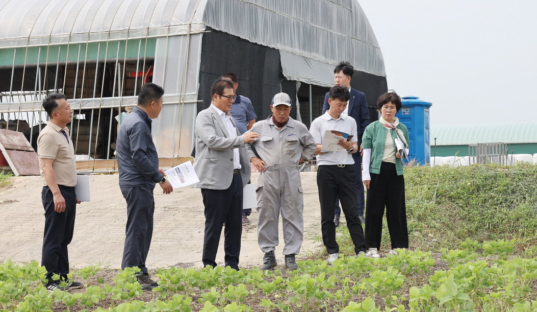 이상익 함평군수와 박홍재 전남농업기술원장이 최근 논콩 재배 현장을 방문해 애로사항을 청취하고 있는 모습. 사진제공ㅣ함평군