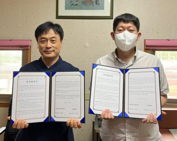 보성군이 초근 동네의원 마음이음 사업 추진을 위해 감초한의원과 협약을 체결한 모습. 사진제공ㅣ보성군