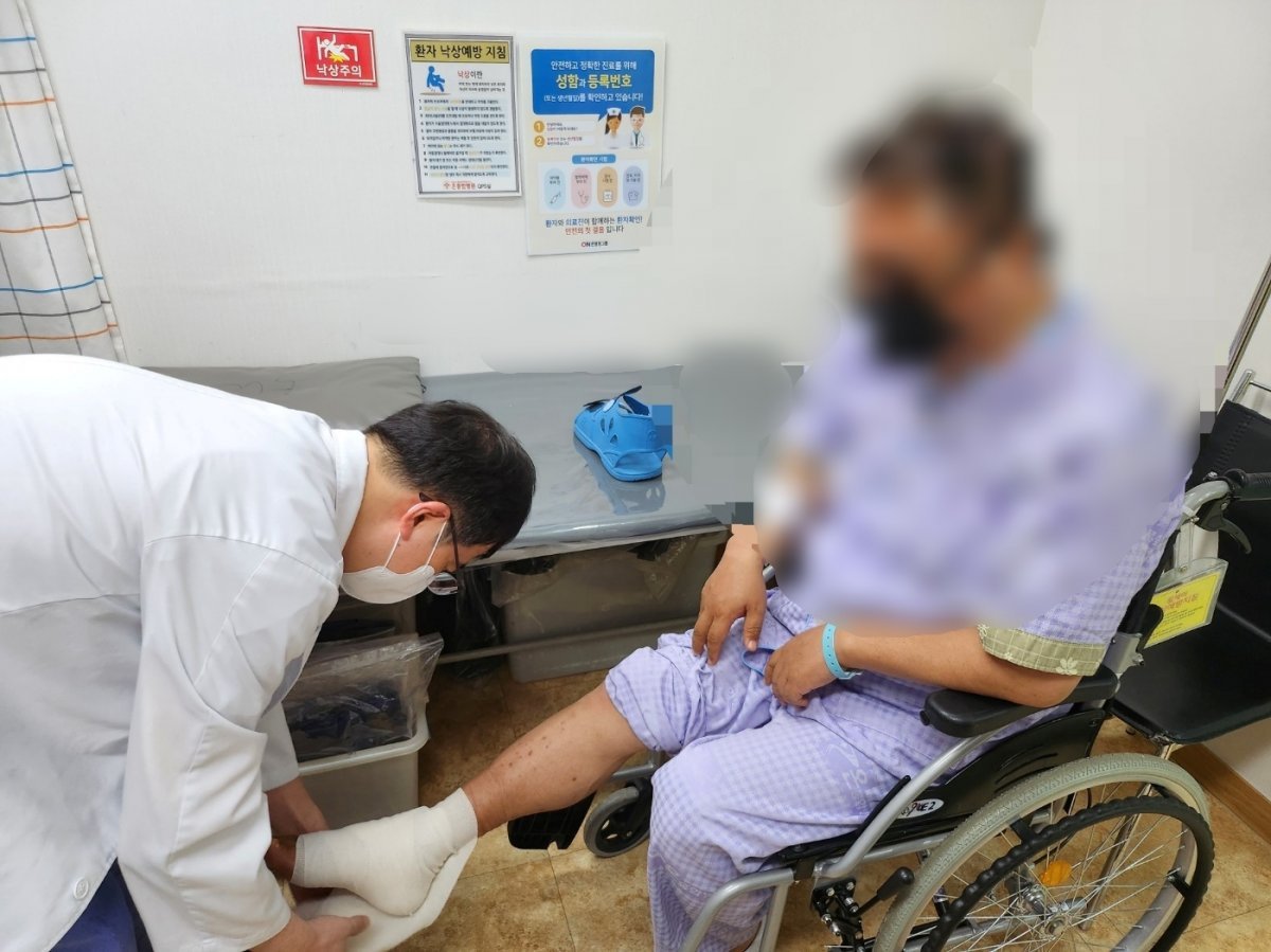 부산 온종합병원이 무혈성괴사로 통증을 겪고 있던 환자에게 의료비 지원을 하고 치료를 진행하고 있는 모습. 사진제공ㅣ부산 온종합병원