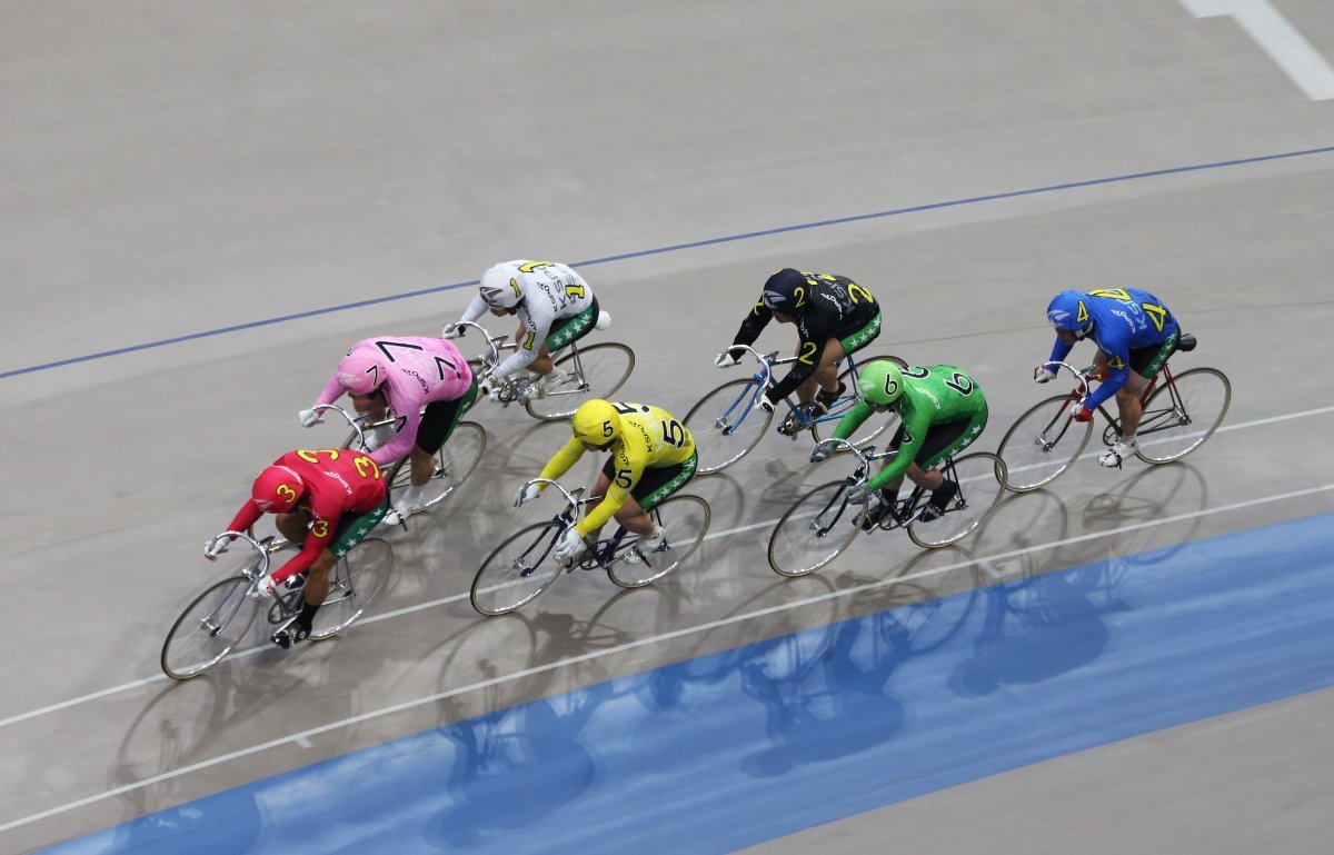 광명스피돔에서 선수들이 경주를 펼치고 있다. 경륜 레이스의 베팅에서 고려해야할 주요 변수인 선수들 간의 연대(라인)와 협공이
달라지고 있다. 기존의 전통적인 학연, 실업, 기수별 연대플레이 대신 새롭게 선수간의 연대가 형성되어 경륜 팬들의 베팅 전략도
달라지고 있다. 사진제공|국민체육진흥공단