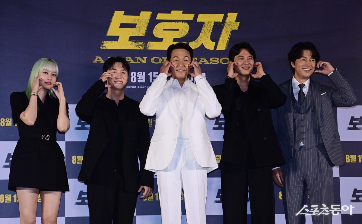 배우 박유나, 김준한, 박성웅, 김남길, 감독 겸 배우 정우성이 24일 서울 용산구 CGV용산아이파크몰점에서 열린 영화 ‘보호자’ 제작보고회에서 포즈를 취하고 있다. 주현희 기자 teth1147@donga.com