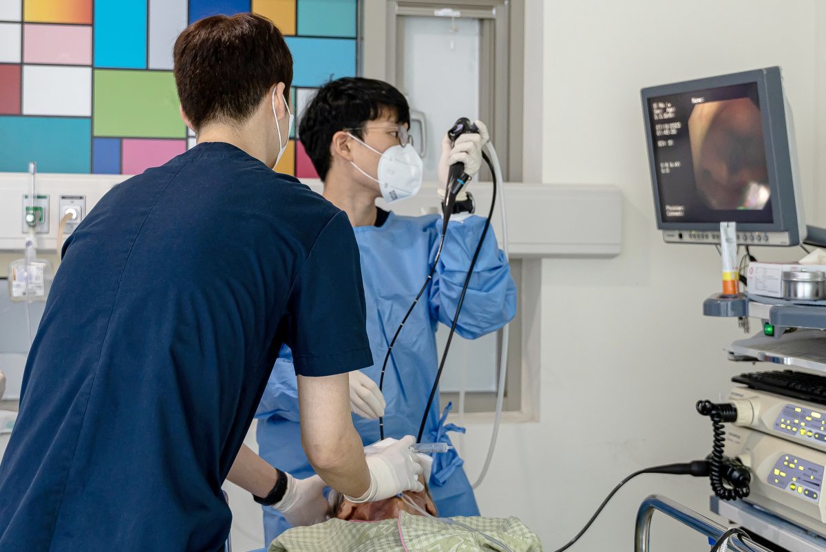 부산 온종합병원이 기관지내시경을 진행하고 있는 모습. 사진제공 | 부산 온종합병원
