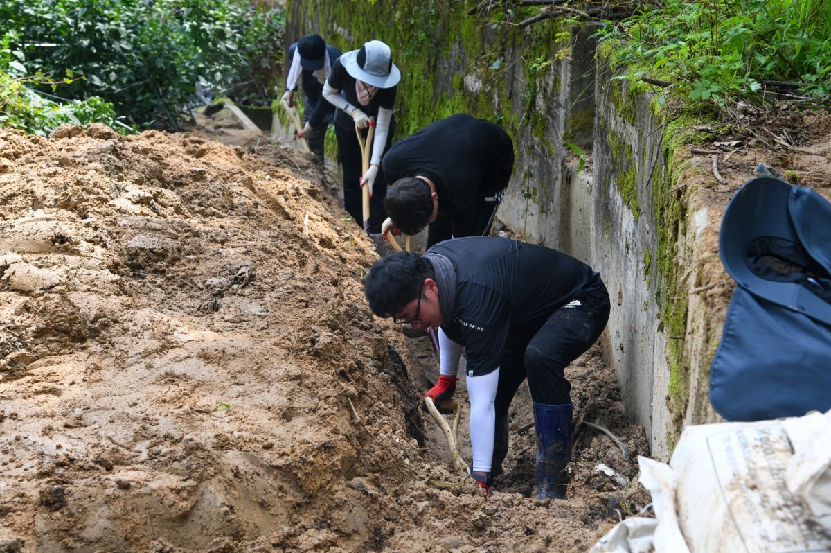 집중호우 피해 파악을 위해 토사물을 제거하고 있다. 사진제공ㅣ영주시