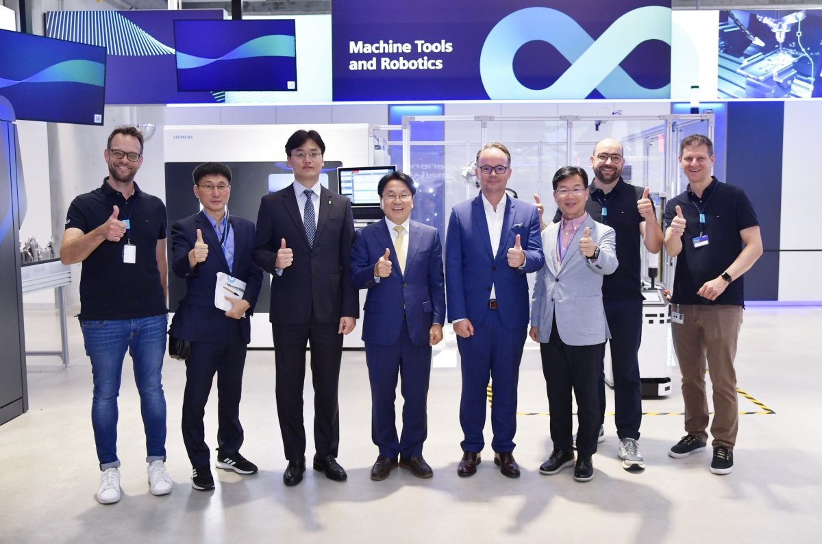 강기정 광주광역시장과 광주시대표단이 지난 25일(현지시간) 독일 뉘른베르크 지멘스(SIEMENS) 디지털 인더스트리 본사를 방문,
 티노 힐데브란트(Tino Hildebrand) 한국지멘스 부사장의 안내로 에를랑겐에 위치한 신설 ‘The Impact’ 디지털 
체험 센터를 둘러본 뒤 박병규 광산구청장, 김동진 광주대 총장, 지멘스 엔지니어 등과 기념촬영을 하고 있다. 사진제공ㅣ광주광역시