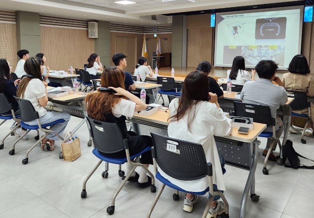 부산 북구가 지난 25일 구청 민원실, 동 행정복지센터 민원 처리 담당자들을 대상으로 휴대용 보호장비 운영 교육을 진행하고 있다. 사진제공ㅣ부산 북구