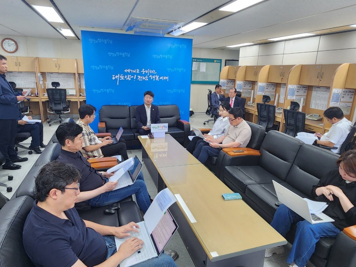 박창환 전남도 정무부지사는 27일 오전 도청 기자실에서 기자간담회를 통해 이차전지와 데이터 클러스터, 첨단 바이오, 반도체 등 첨단전략산업 발전 전략을 설명하고 있다. 사진제공ㅣ양은주 기자