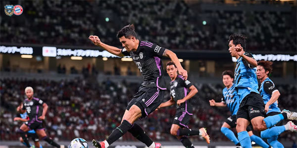 바이에른 뮌헨 구단 홈페이지에 실린 김민재 데뷔전 모습.