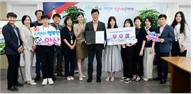 이민근 안산시장(가운데)이 전국 기초단체장 메니페스토 우수사례 경진대회에서 공동체 부문에서 우수상을 받은 관련 부서 직원 등을 격려했다. 사진제공｜안산시
