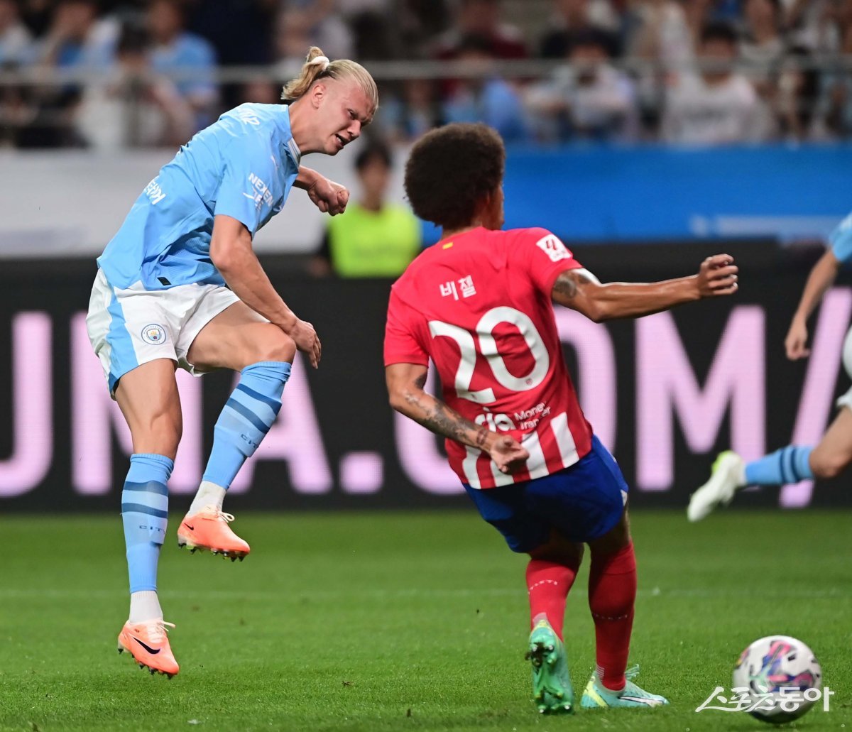 30일 서울월드컵경기장에서 열린 쿠팡플레이 시리즈 2차전 맨체스터 시티 FC와 아틀레티코 마드리드의 친선경기에서 맨체스터 시티 홀란이 슛을 하고 있다. 상암 | 주현희 기자 teth1147@donga.com