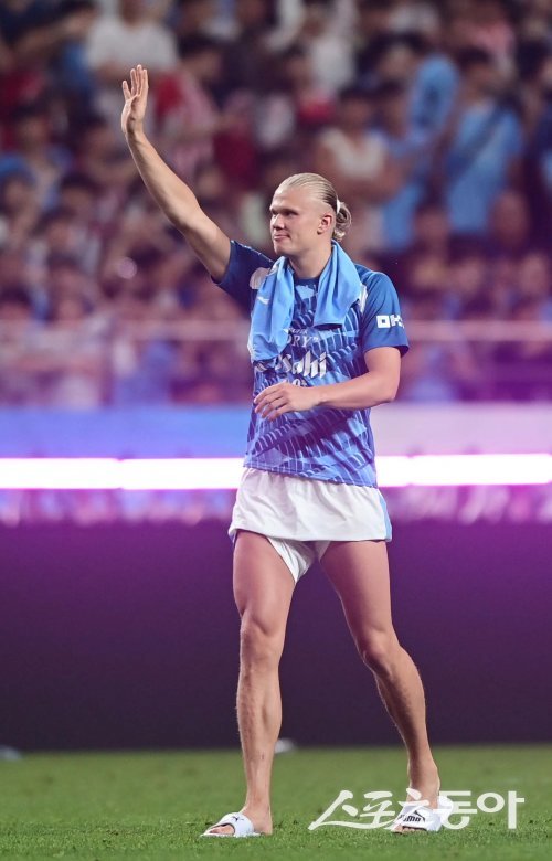 30일 서울월드컵경기장에서 열린 쿠팡플레이 시리즈 2차전 맨체스터 시티 FC와 아틀레티코 마드리드의 친선경기에서 맨체스터 시티 홀란이 팬들에게 인사하고 있다. 상암 | 주현희 기자 teth1147@donga.com