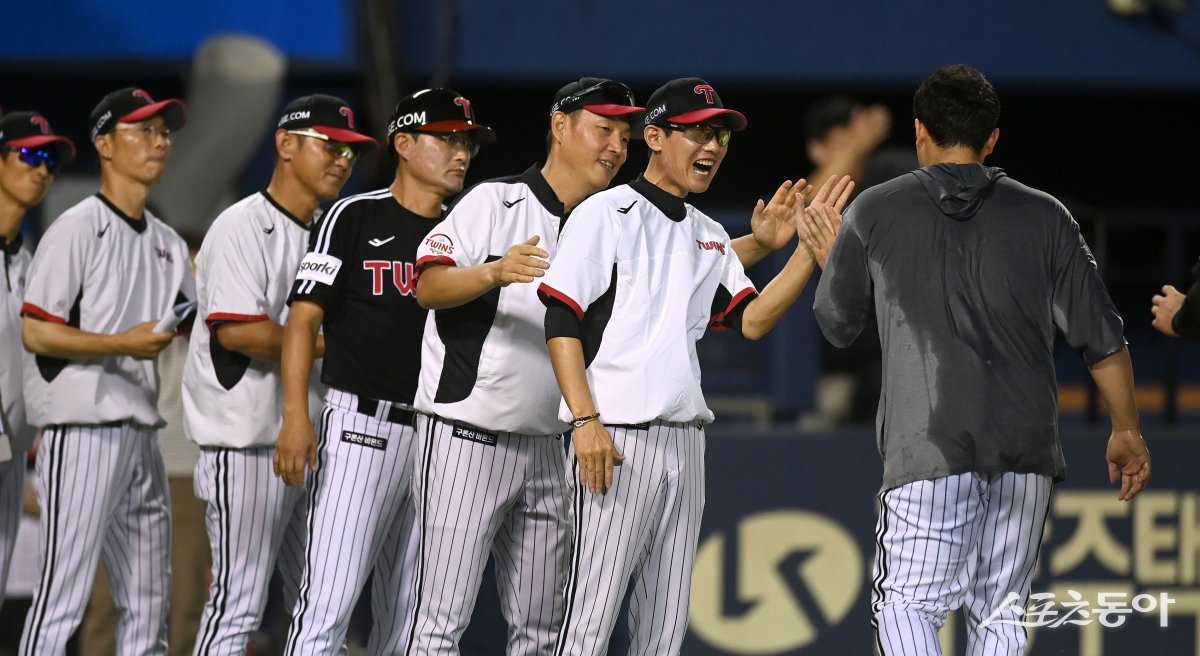 30일 서울 잠실야구장에서 ‘2023 신한은행 SOL KBO리그‘ LG 트윈스와 두산 베어스 경기가 열렸다. 선발 투수로 등판해 6이닝 2피안타로 LG 이적 첫 승을 거운 최원태가 염경엽 감독과 하이파이브 하고 있다. 잠실 | 김종원 기자 won@donga.com