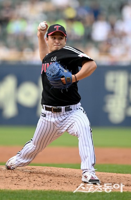 30일 서울 잠실야구장에서 ‘2023 신한은행 SOL KBO리그‘ LG 트윈스와 두산 베어스 경기가 열렸다. 선발 투수로 등판한 LG 최원태가 역투하고 있다. 잠실 | 김종원 기자 won@donga.com