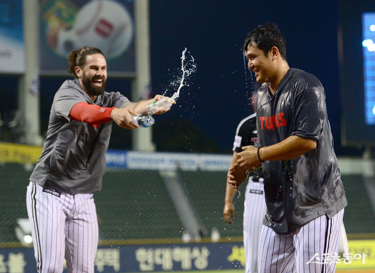 30일 서울 잠실야구장에서 ‘2023 신한은행 SOL KBO리그‘ LG 트윈스와 두산 베어스 경기가 열렸다. 선발 투수로 등판해 6이닝 2피안타로 LG 이적 첫 승을 거운 최원태가 물세례를 받고 있다. 잠실 | 김종원 기자 won@donga.com