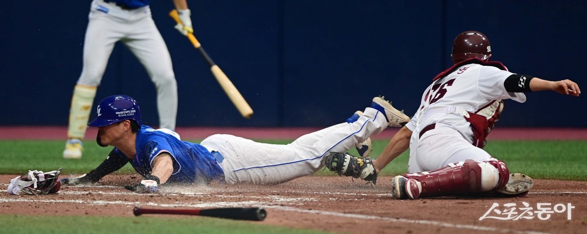 30일 서울 고척스카이돔에서 열린 ‘2023 신한은행 SOL KBO리그’ 키움 히어로즈와 삼성 라이온즈의 경기에서 2회초 2사 1루 삼성의 내야 땅볼 때 키움 유격수의 실책을 틈타 1루주자 류지혁이 득점에 성공하고 있다. 고척 | 주현희 기자 teth1147@donga.com