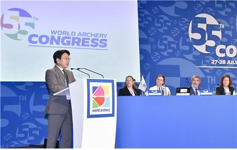 강기정 광주광역시장이 지난 28일(현지시간) 독일 베를린 타이타닉쇼세호텔에서 열린 ‘세계양궁연맹(WA) 총회’에 참석해 차기 대회 개최도시 광주 양궁의 우수성을 알리고 ‘2025 광주 세계양궁선수권대회’의 성공적 개최를 홍보하고 있다. 사진제공 | 광주광역시