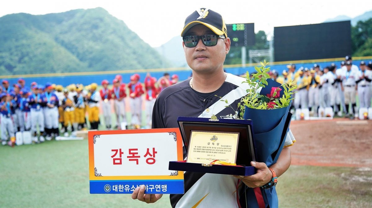 제7회 한국컵 전국유소년야구대회 U-13 청룡에서 4연패를 달성하며 감독상을 수상한 남양주야놀유소년야구단 권오현 감독. 사진제공 | 대한유소년야구연맹