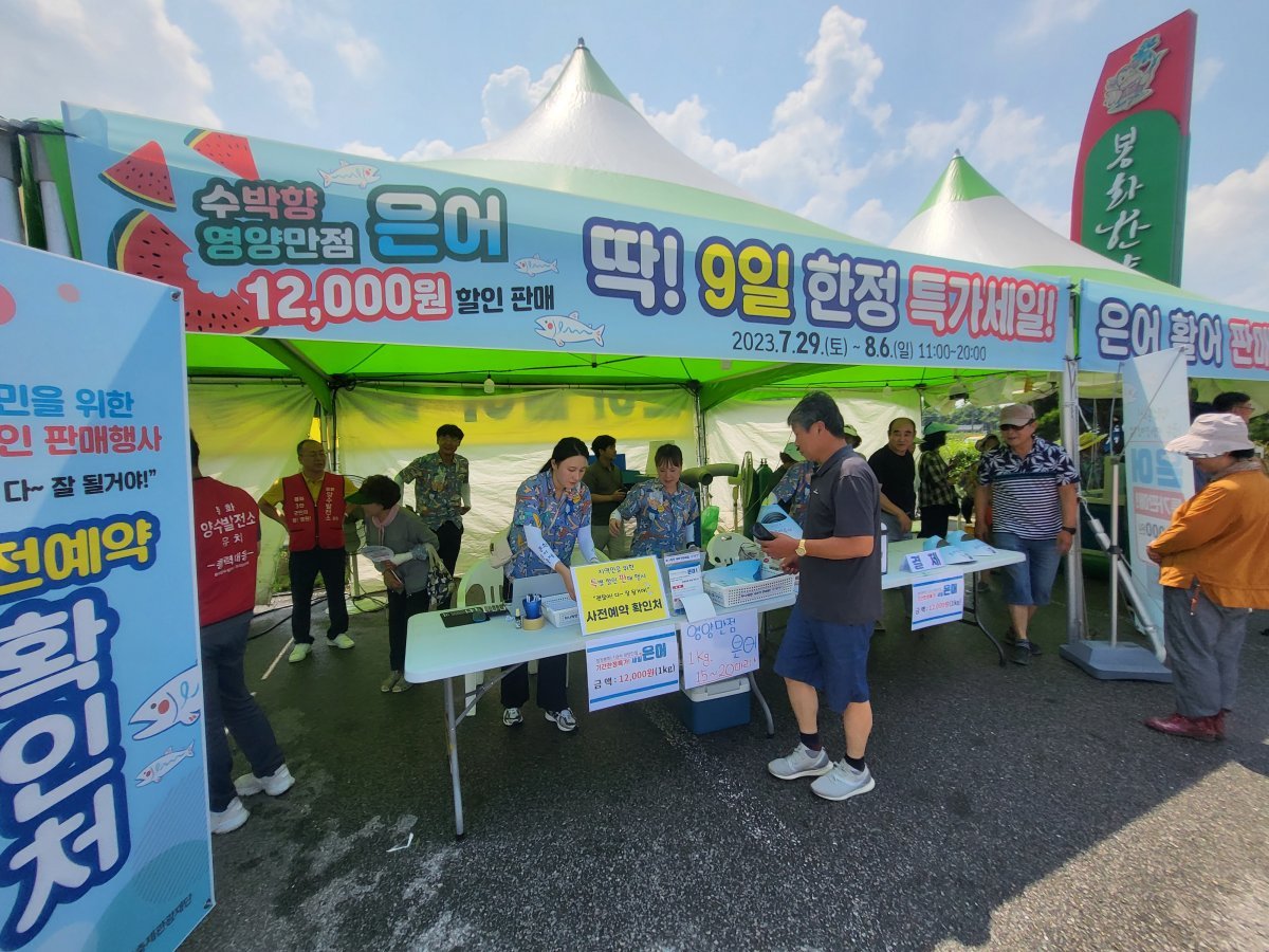 봉화군로컬푸드직매장 앞에서 운영 중인 ‘봉화은어활어판매장’. 사진제공 | 봉화군