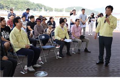 강진원 강진군수가 최근 마량항에서 열린 ‘고수온 피해예방 대책 설명회’를 주재하고 있는 모습. 사진제공 | 강진군