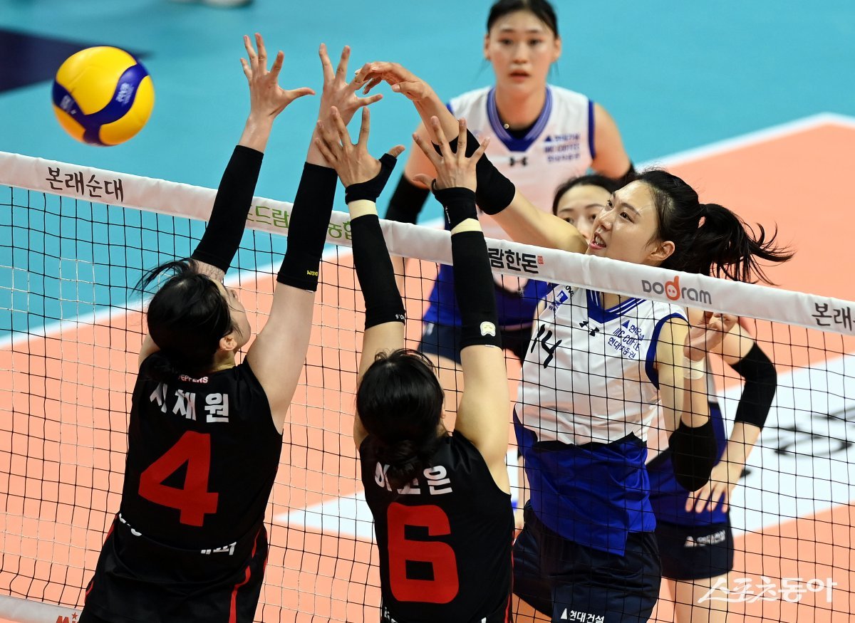 31일 경북 구미시 박정희체육관에서 ‘2023 구미-도드람컵 프로배구대회‘ 수원 현대건설과 광주 페퍼저축은행의 여자부 경기가 열렸다. 현대건설 양효진이 페퍼저축은행 블로커를 피해 공격을 펼치고 있다. 구미 | 김민성 기자 marineboy@donga.com