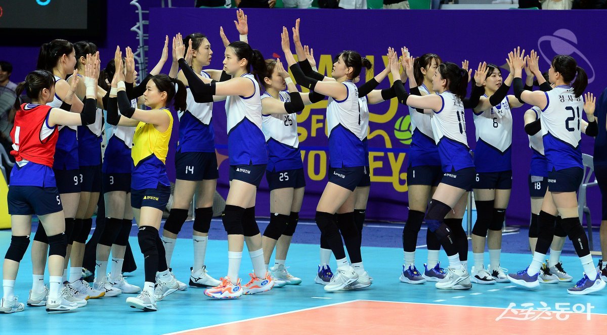 31일 경북 구미시 박정희체육관에서 ‘2023 구미-도드람컵 프로배구대회‘ 수원 현대건설과 광주 페퍼저축은행의 여자부 경기가 열렸다. 현대건설이 페퍼저축은행을 상대로 세트 스코어 3-0으로 승리한 후 선수들이 코트에서 기쁨을 나누고 있다. 구미 | 김민성 기자 marineboy@donga.com