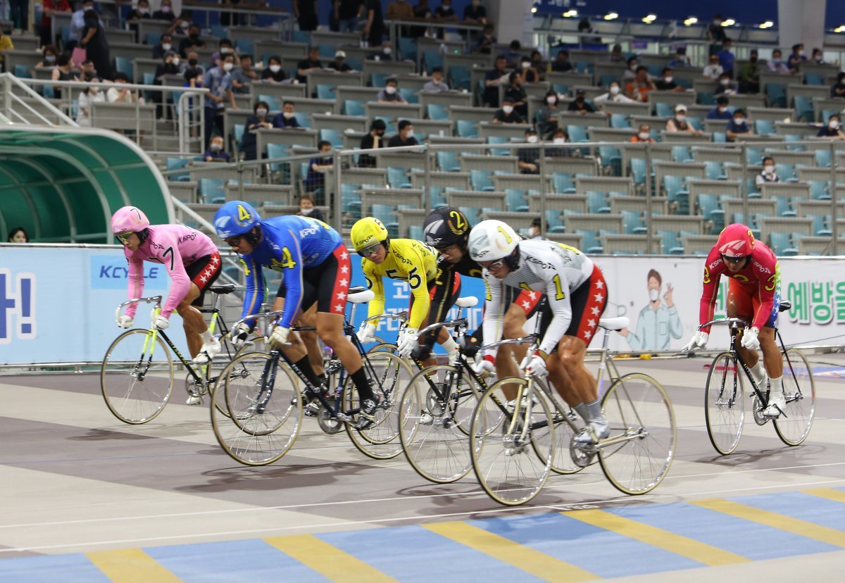 광명스피돔에서 출전 선수들이 경주출발 직후 자리를 잡고 있다. 후반기 빅매치 중 하나인 올해 스포츠동아배 대상경륜에는 현 경륜최강
임채빈을 비롯해 슈퍼특선반의 양승원, 전원규 등 현 경륜을 대표하는 스타급 선수들이 대거 나선다. 사진제공|국민체육진흥공단