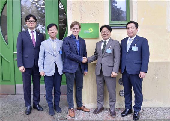 강기정 광주광역시장(우측에서 두 번째)이 최근 독일 베를린에서 녹색당 중앙당의 하이코 크놉(Heiko Knopf) 부대표를 면담했다. 사진제공 | 광주광역시