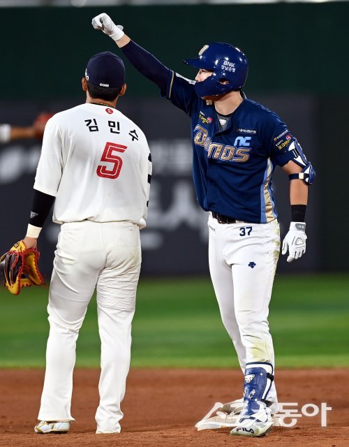 1일 부산 사직야구장에서 ‘2023 신한은행 SOL KBO리그’ 롯데 자이언츠와 NC 다이노스의 경기가 열렸다. 연장 11회초 무사에서 NC 박건우가 2루타를 날린 후 환호하고 있다. 사직 | 김민성 기자 marineboy@donga.com