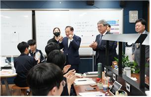 지난 1일 하윤수 교육감이 사하구 해동고를 방문한 모습.. 사진제공 | 부산시교육청