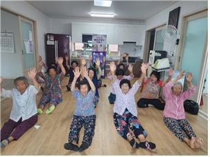 고흥군이 지난 1일 득량도 관청마을에서 ‘판소리 건강 100세 추임새’ 개강식을 진행했다. 사진제공 | 고흥군