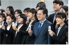 2일 경기도청 4층 다목적회의실에서 김동연 경기지사와 신규 공직자, 가족들이 함께한 가운데 ‘031 THE FIRST DAY’ 신규 공직자 임용식이 열렸다. 사진제공|경기도