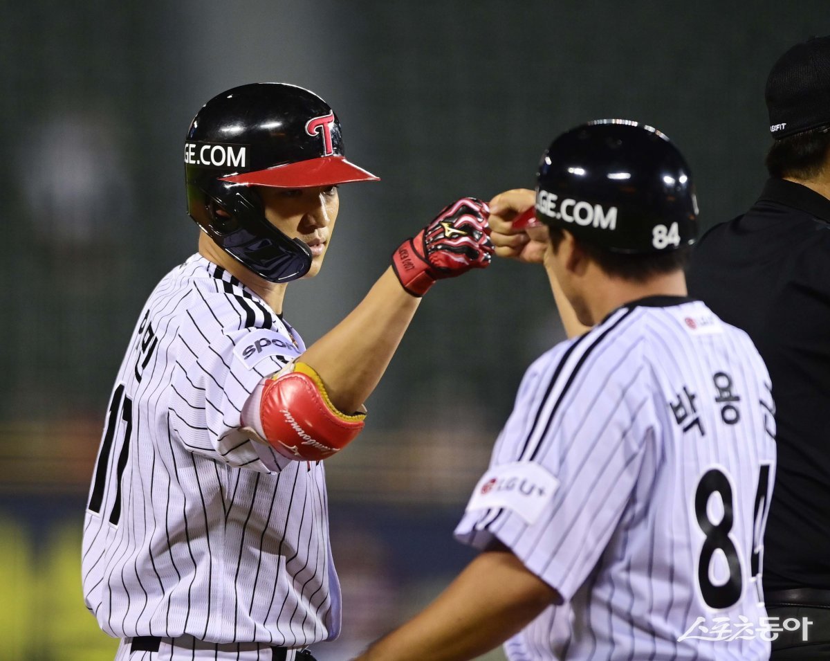 2일 서울 잠실야구장에서 열린 ‘2023 신한은행 SOL KBO리그’ LG 트윈스와 키움 히어로즈의 경기에서 7회말 무사 만루 LG 박해민이 선제 3타점 우전 3루타를 친 후 3루코치와 주먹을 맞대고 있다. 잠실 | 주현희 기자 teth1147@donga.com