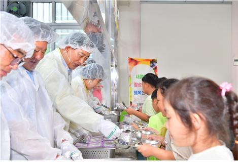 장성중앙초등학교에서 배식 봉사자로 참여한 김한종 장성군수. 사진제공 | 장성군