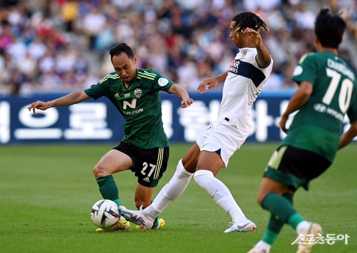 3일 부산아시아드주경기장에서 파리 생제르맹(PSG)과 K리그1 전북 현대의 쿠팡플레이 3차전 경기가 열렸다. 전북 문선민이 PSG 수비를 제치며 돌파를 시도하고 있다.

부산 | 김민성 기자 marineboy@donga.com