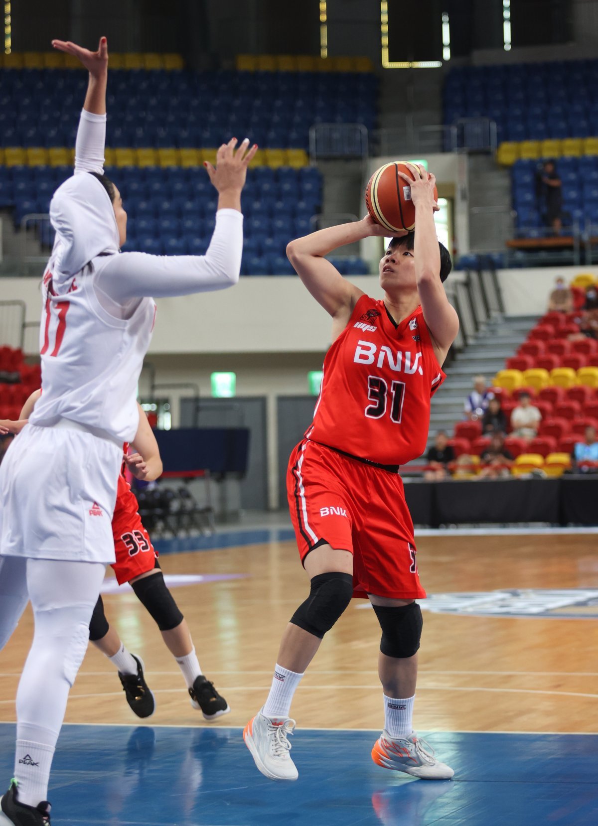 BNK 진안(오른쪽)이 5일 대만 타이베이 허핑농구체육관에서 열린 이란과 존스컵 1차전에서 슛을 시도하고 있다. 사진제공 | 윌리엄존스컵