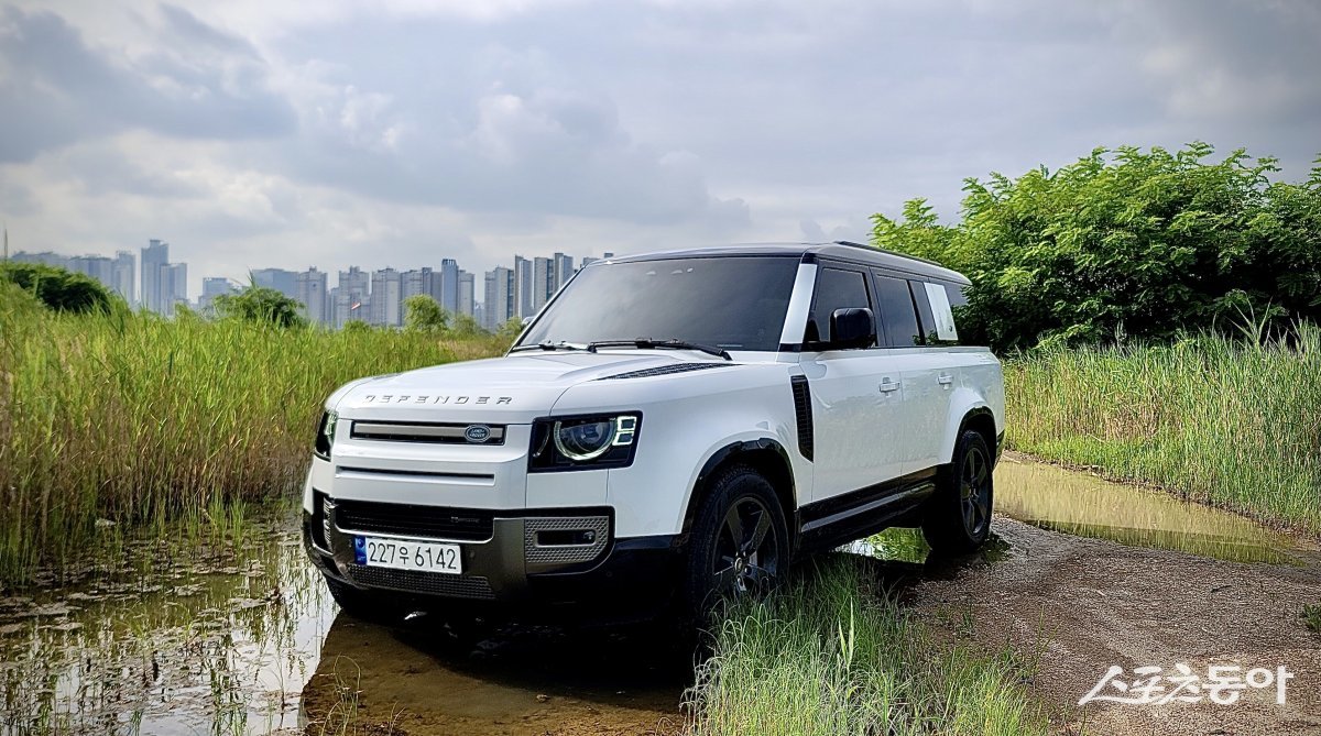 올 뉴 디펜더 130은 최대 8명이 탑승할 수 있는 여유로운 실내 공간을 갖췄으며 랜드로버만의 혁신적인 오프로드 기술을 적용해 아웃도어 마니아들의 드림카로 자리잡았다. 원성열 기자 sereno@donga.com