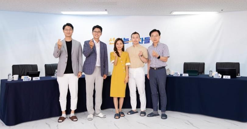 신천지예수교 부산야고보지파가 지난 8월 3일 선 넘는 기자들 토론회를 진행한 가운데 관계자들이 기념촬영을 하고 있다. 사진제공ㅣ신천지 부산야고보지파