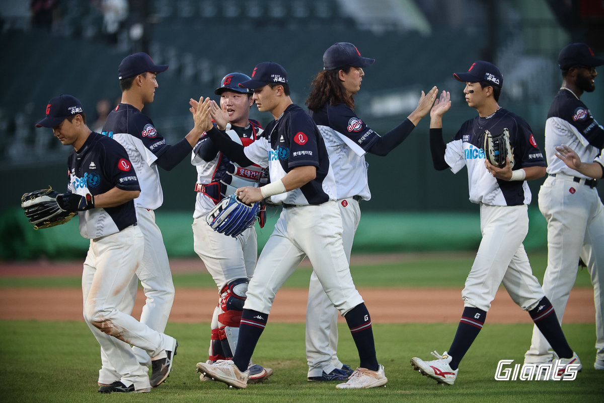 롯데 선수들이 6일 사직 SSG전에서 1-0으로 승리한 뒤 하이파이브 하고 있다. 롯데는 구단 역사상 처음이자 KBO리그 통산 3번째 팀 노히트노런을 달성했다. 사진제공 | 롯데 자이언츠