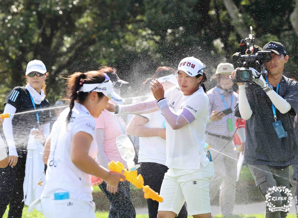 임진희(오른쪽)가 동료 선수들로부터 축하 물총 세례를 받고 있다. 사진제공 | KLPGA