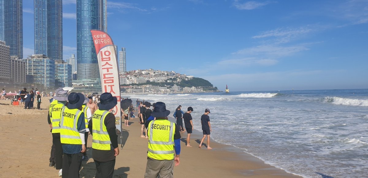 부산 해운대구가 해운대해수욕장 야간 입수 단속 강화에 나선 모습. 사진제공ㅣ부산 해운대구