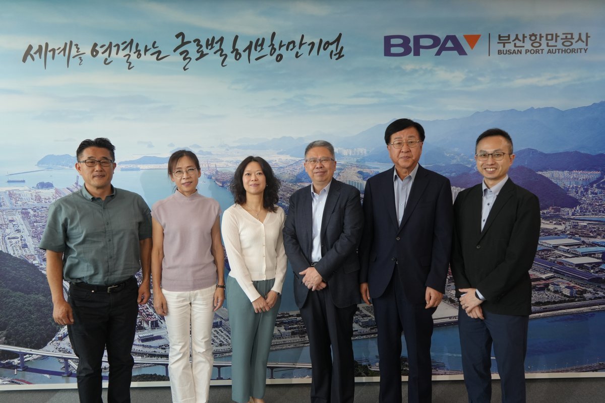 지난 4일 루이스 탕 ONE 아시아지역 총괄 사장(왼쪽 네 번째) 일행이 부산항을 방문한 가운데 관계자들이 기념촬영을 하고 있다. 사진제공ㅣ부산항만공사