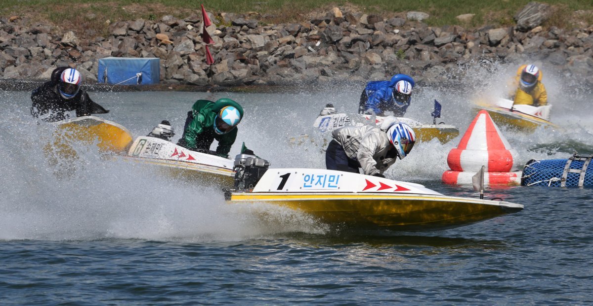 미사리경정장에서 선수들이 2턴 마크를 돌며 치열한 경합을 벌이고 있다. 최근 경정 레이스에서 2턴에서의 순위 변동이 심심치 않게
발생해 1턴 전개를 예측하는 것보다는 2턴 전개를 예측하는 것이 결과 예측에 더 중요하다는 말까지 나오고 있다. 특히 2턴에서
가장 안쪽을 누가 차지할 것인가를 예측하는 게 경주 결과 예측의 필수 요소가 되고 있다. 사진제공|국민체육진흥공단