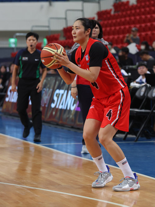 BNK 김지은이 5일 대만 타이베이 허핑농구체육관에서 열린 제42회 윌리엄존스컵 농구대회 이란과 1차전에서 3점슛을 시도하고 있다. 사진제공 | 윌리엄존스컵
