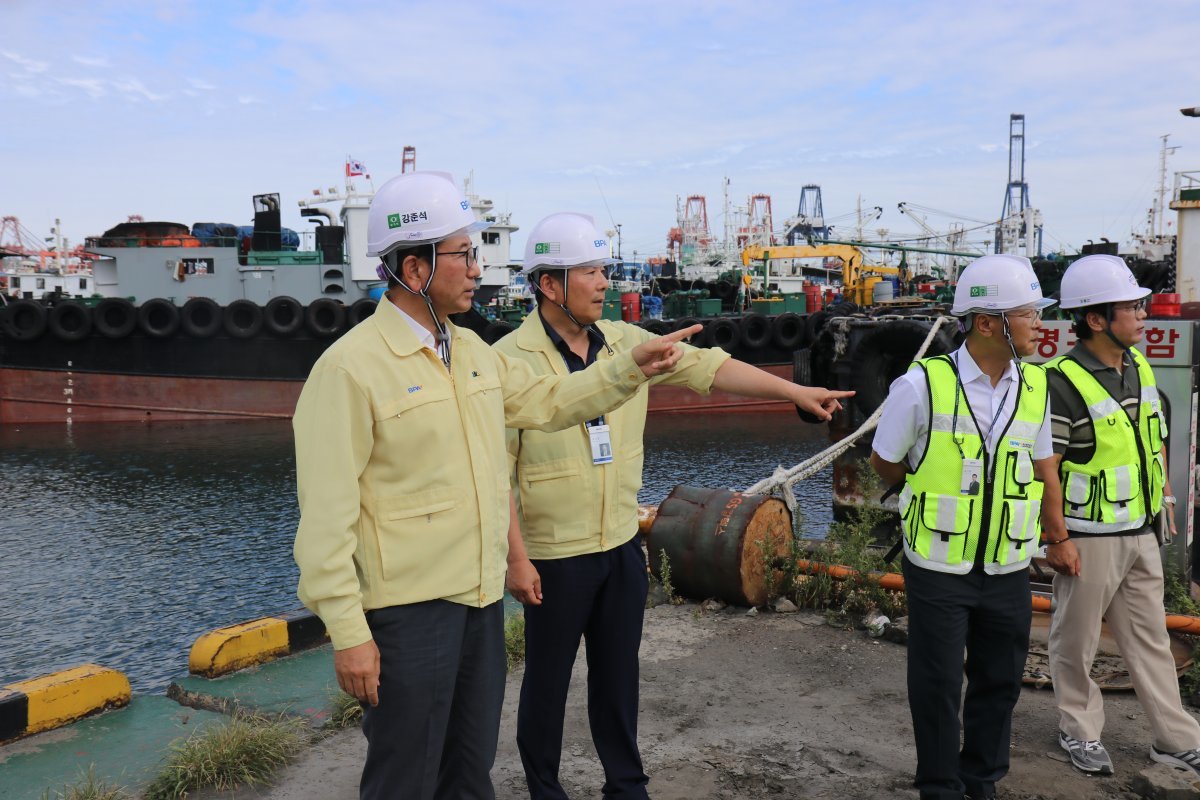 부산항만공사가 지난 8일 제6호 태풍 ‘카눈’의 한반도 접근에 대비해 긴급 현장점검을 진행하고 있는 모습. 사진제공ㅣ부산항만공사
