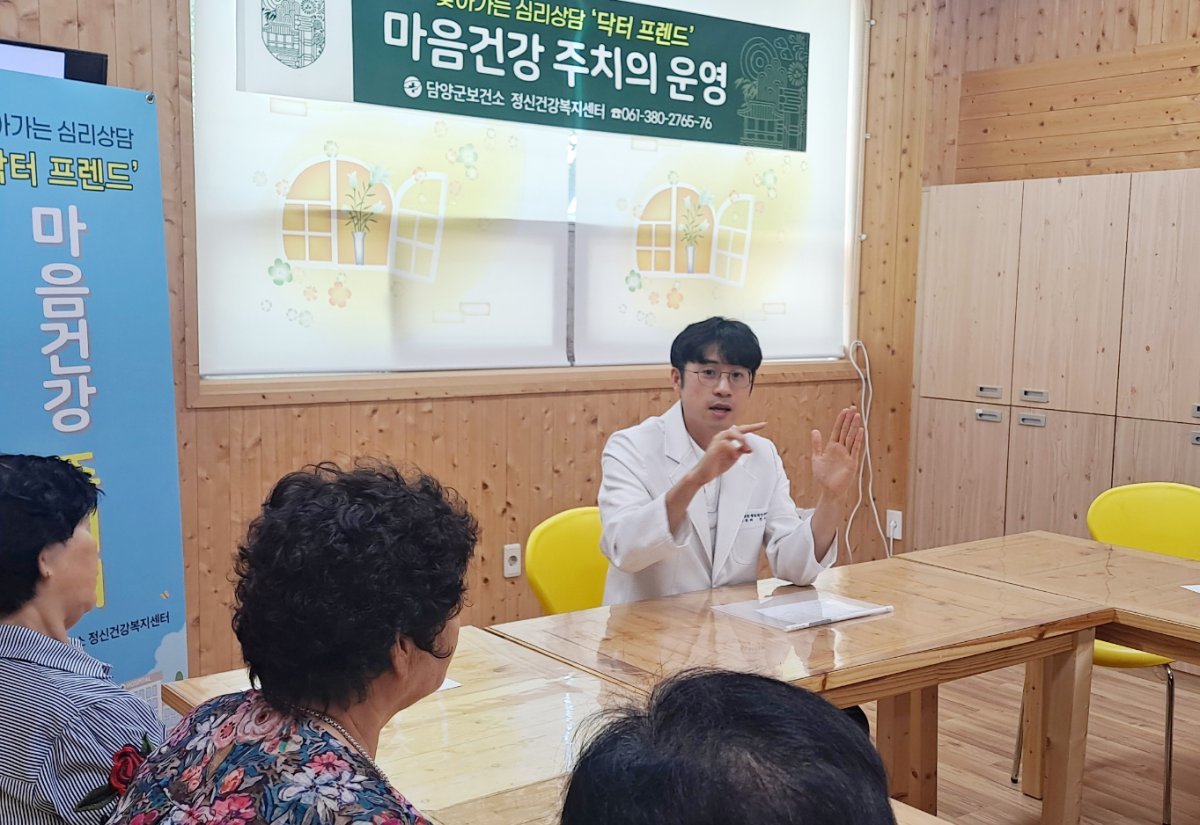 담양군이 노인 우울과 정서 관리를 위해 찾아가는 심리상담 마음 건강주치의 ‘닥터 프렌드’를 운영하고 있는 모습. 사진제공ㅣ담양군