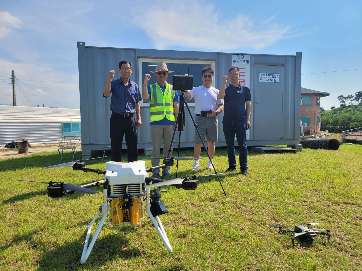 (사)영광드론협회 드론봉사단이 최근 가마미해수욕장에서 해상인명구조 활동을 전개하고 있는 모습. 사진제공ㅣ영광군