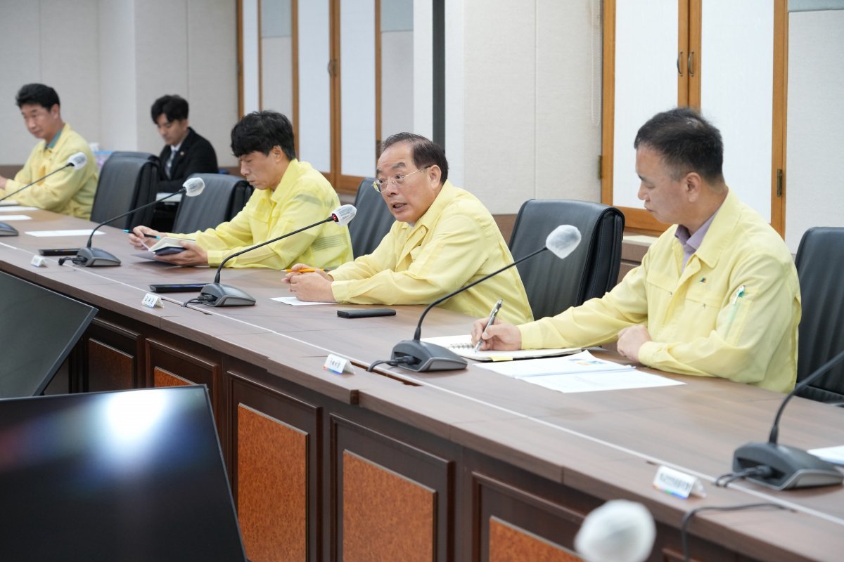 부산시교육청이 9일 오전 하윤수 교육감 주재로 재난대응 상황점검회의를 개최한 모습. 사진제공ㅣ부산시교육청