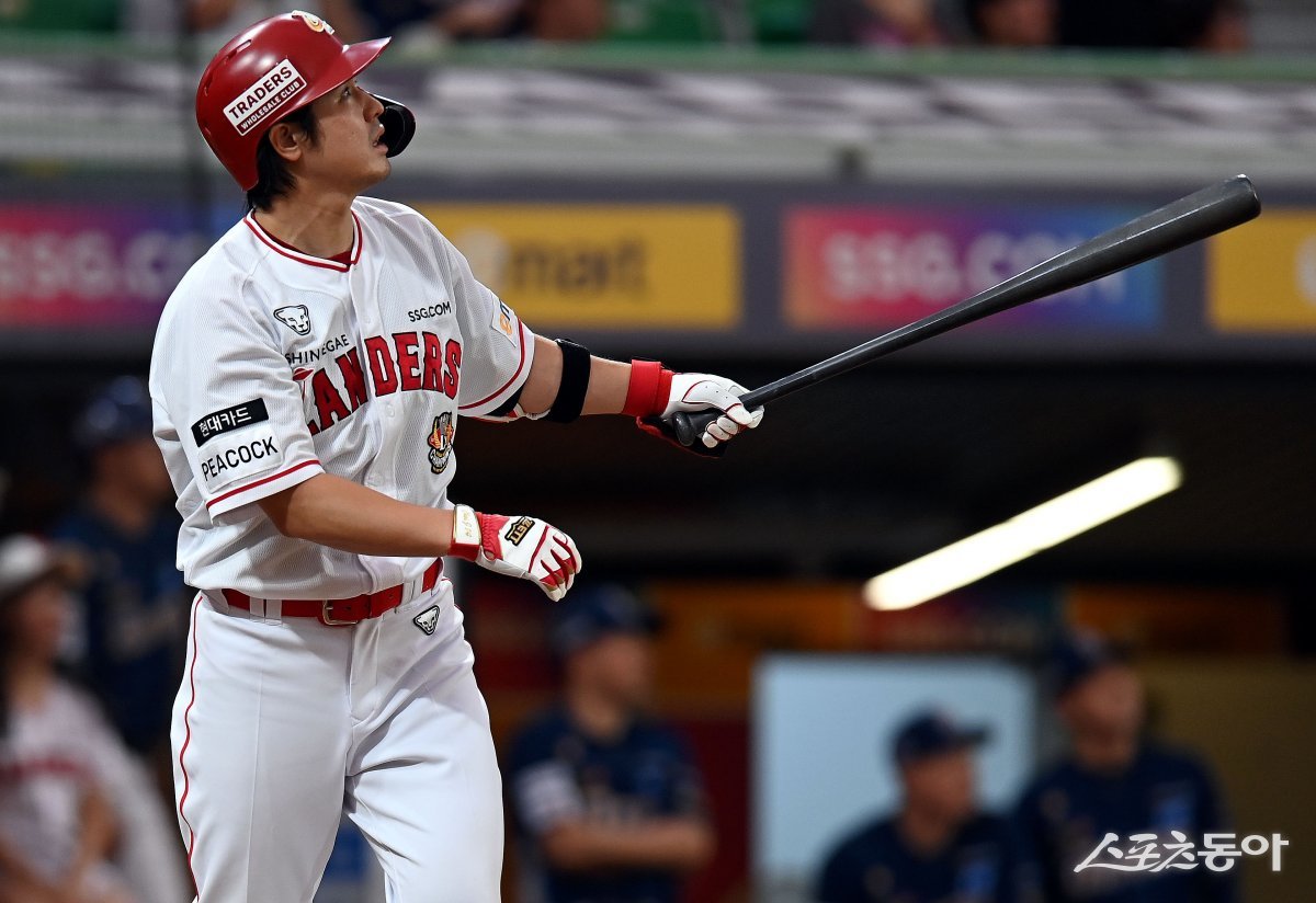 9일 인천 SSG 랜더스필드에서 ‘2023 신한은행 SOL KBO리그’ SSG 랜더스와 NC 다이노스의 경기가 열렸다. 4회말 무사에서 SSG 최정이 솔로 홈런을 쏘아 올리고 있다. 최정은 개인통산 450홈런을 달성했다. 인천 | 김민성 기자 marineboy@donga.com