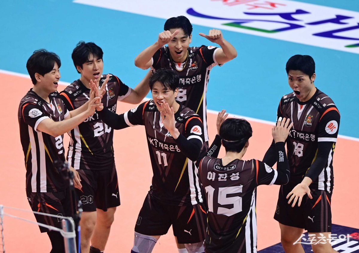 13일 경북 구미 박정희체육관에서 열린 ‘2023 구미 도드람컵 프로배구대회’ 결승전 삼성화재와 OK금융그룹의 경기에서 OK금융그룹 선수들이 득점에 성공한 후 기쁨을 나누고 있다. 구미 | 주현희 기자 teth1147@donga.com